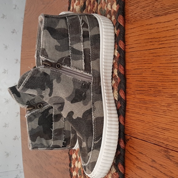 Blowfish Malibu CUDDLEFISH Mid Top Sneakers - Picture 4 of 12